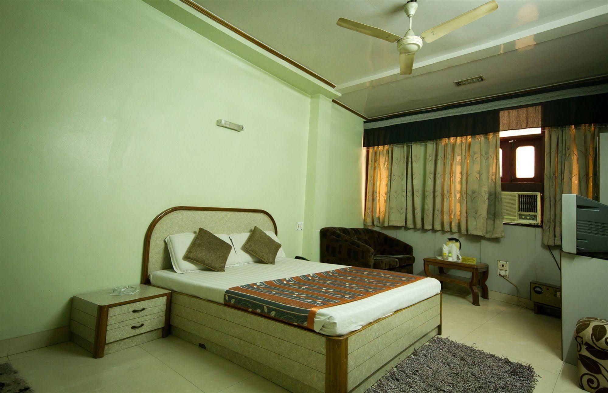 Hotel Woodland Deluxe New Delhi Extérieur photo