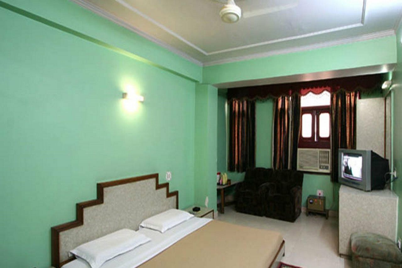 Hotel Woodland Deluxe New Delhi Extérieur photo